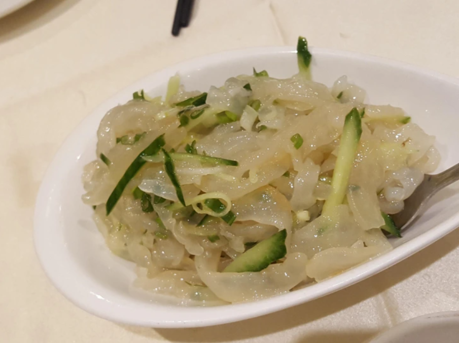 Chrumkavý šalát s rezancami a zeleninou v bielej miske, vhodný na ľahký obed alebo večeru.