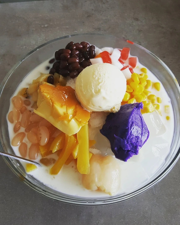 Miska so sladkým dezertom halo-halo so zmrzlinou, želé, ovocím a farebnými polevami.