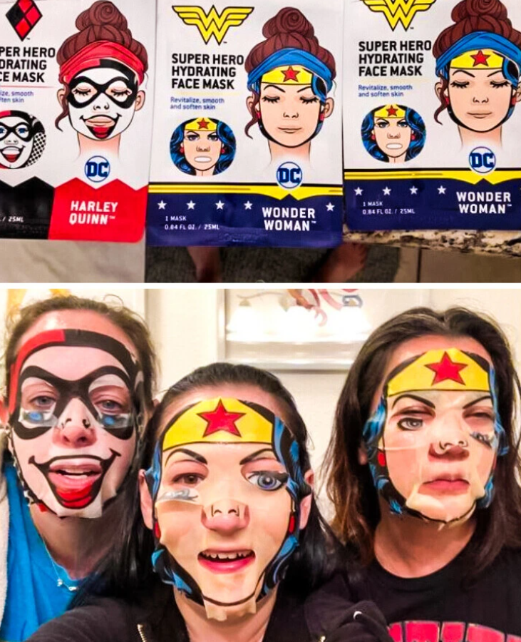 Tri ženy nosia hydratačné masky na tvár s motívom superhrdinov Harley Quinn a Wonder Woman.