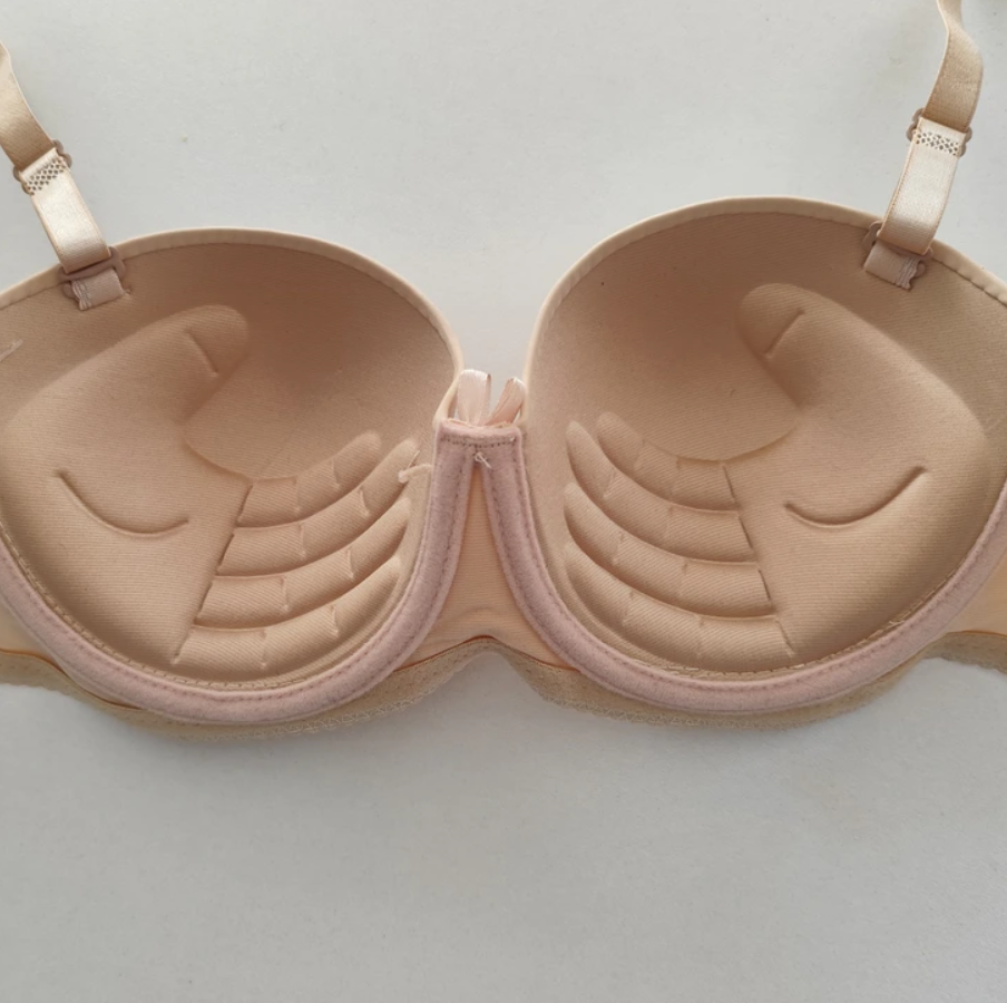 Dámska podprsenka s vnútorným vypolstrovaním pre zvýšenie pohodlia a oporu, béžová farba.