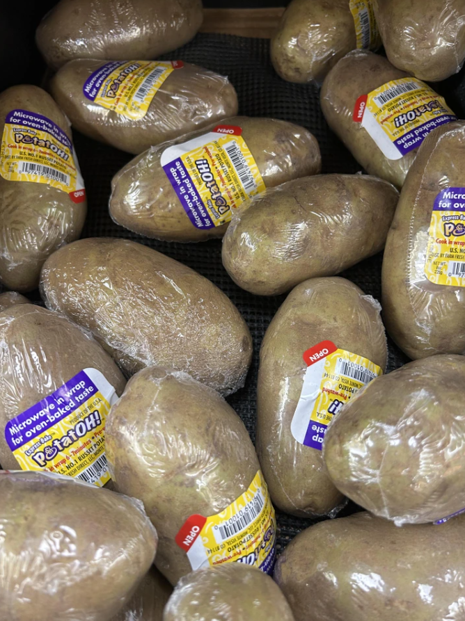 Balené zemiaky pripravené na varenie v mikrovlnke, detailná fotografia v obchode.