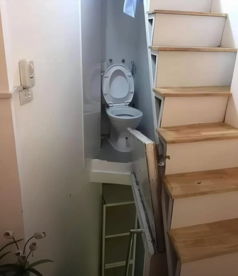 Toaleta umiestnená pod schodiskom ako kreatívne využitie priestoru v dome.