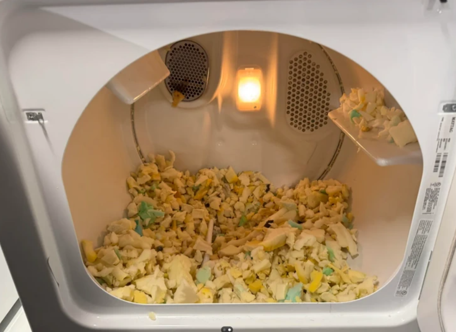 Vnútro sušičky plné roztrhanej peny s farebnými útržkami.