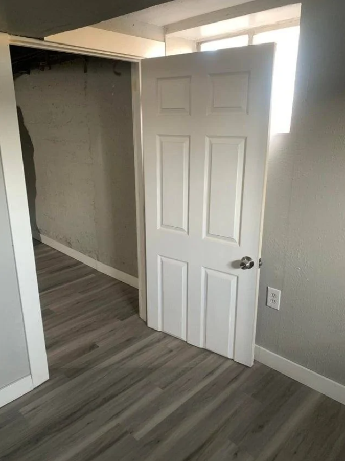 Dvere s nesprávnym umiestnením voči rámu, zložité otváranie.