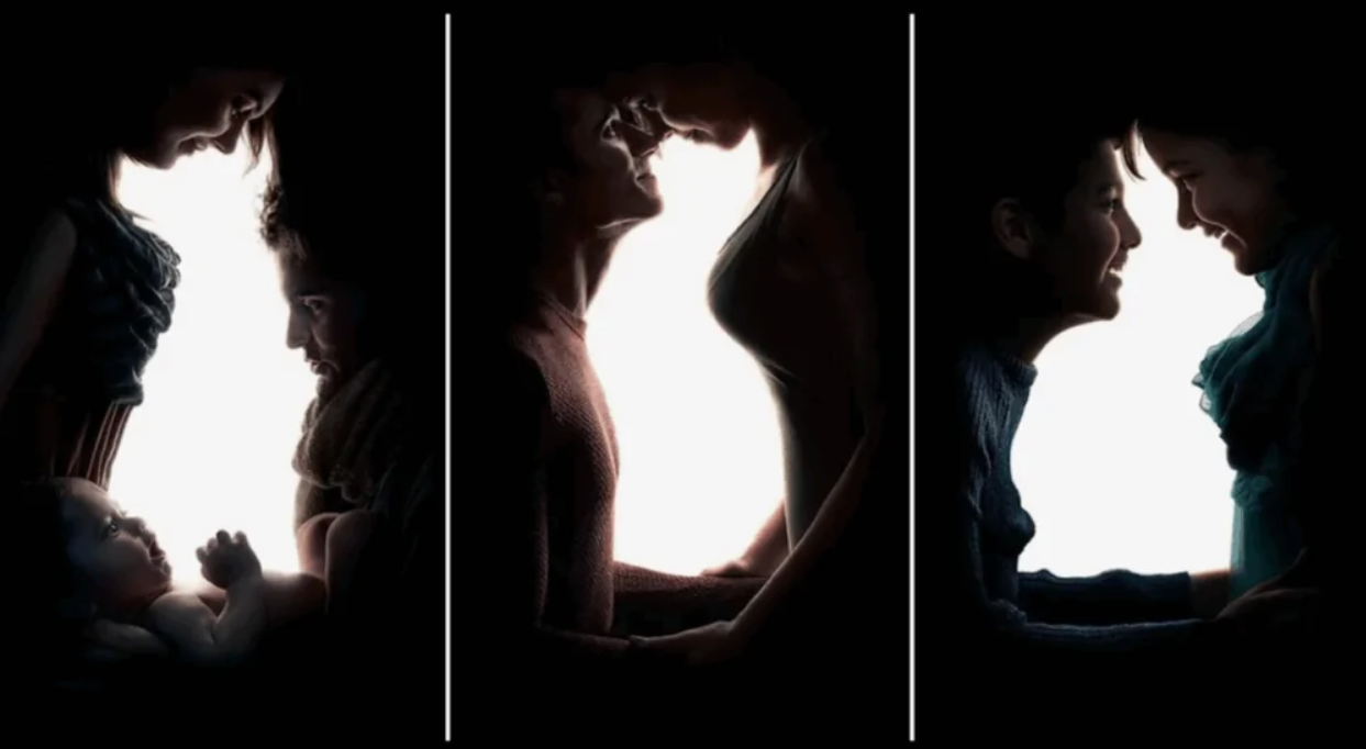 Siluety troch párov v objatí na tmavom pozadí s výrazným svetlom za nimi.