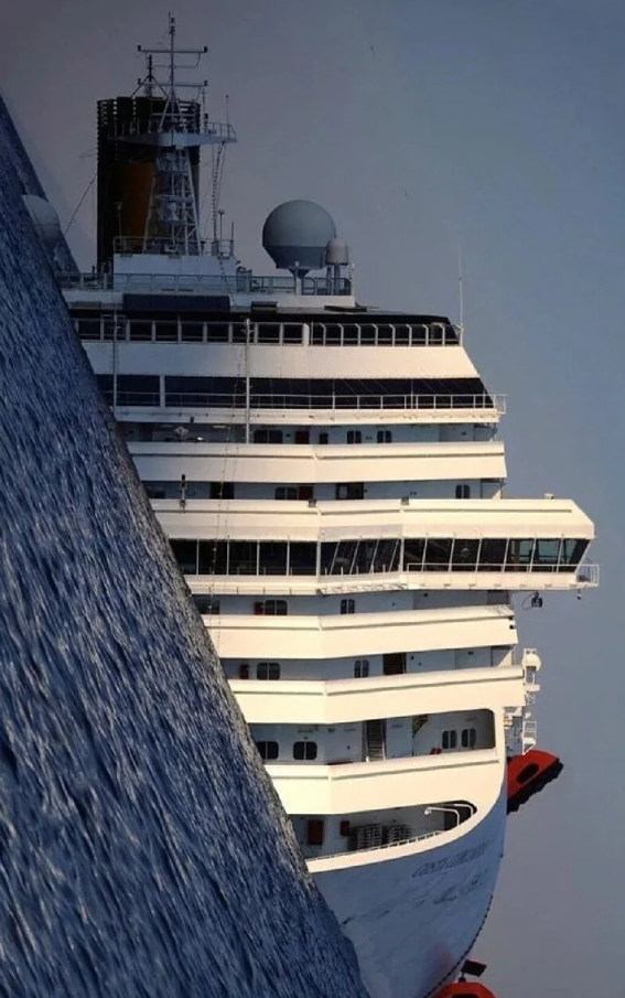 Obrázok výletnej lode naklonenej na bok na mori, zobrazený z unikátneho uhla.