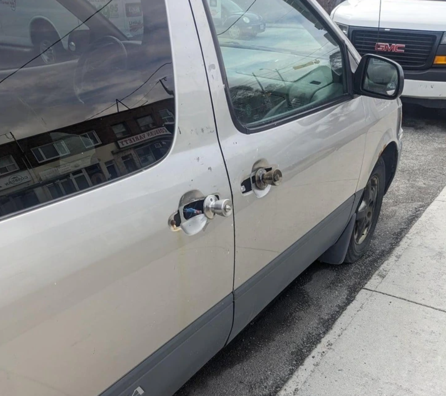 Dodávka s neobvyklými zámkami na dverách, kľučky nahradené kľučami z interiéru.