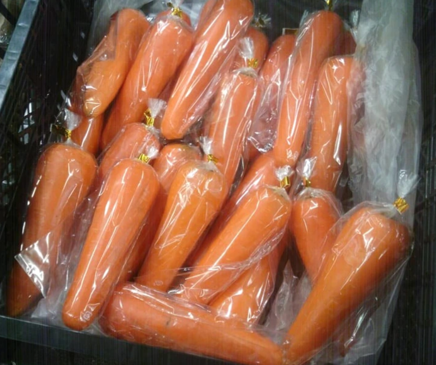 Čerstvá mrkva hygienicky balená v priehľadnej fólii, ideálna pre zdravé stravovanie a rýchlu prípravu.