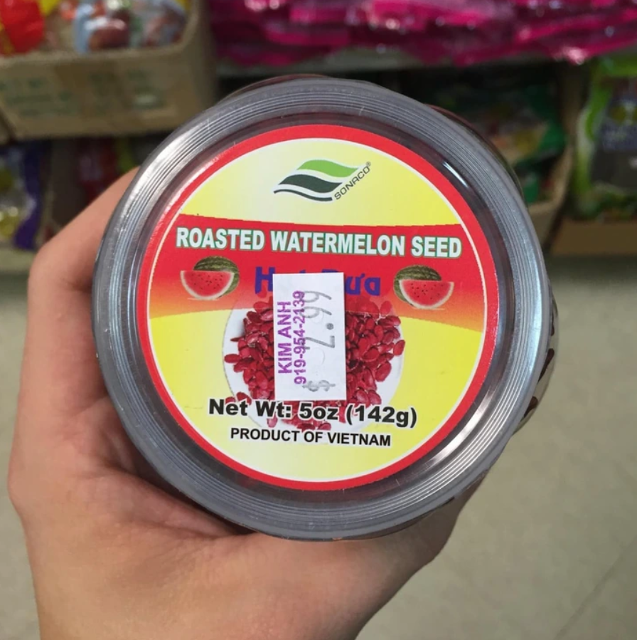 Pečené semienka vodného melóna, 142g, vietnamský produkt, v ruke v obchode - etiketa s kontaktom Kim Anh.