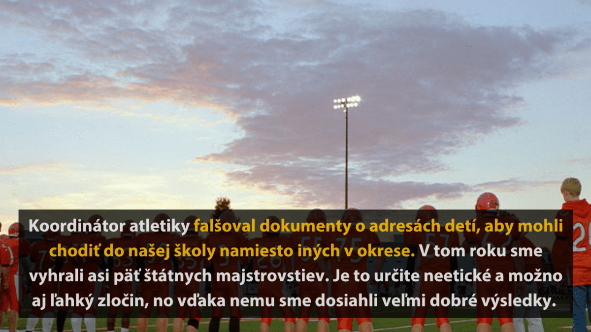 Americký futbalový tím počas západu slnka na ihrisku; motivácia a úspech.