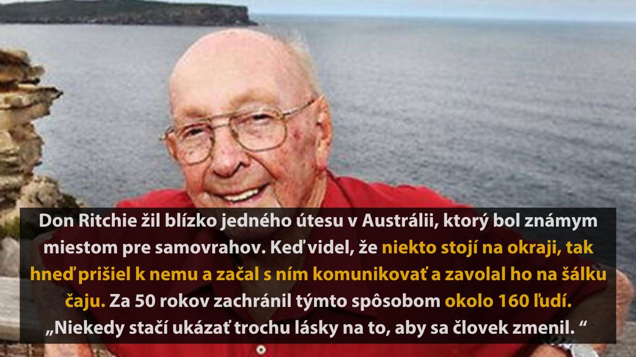 Starší muž s okuliarmi pri mori s textom o jeho hrdinskej činnosti na záchranu ľudí na útesoch.