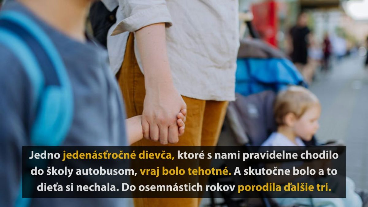 Dieťa držiace dospelú ruku s kočíkom v pozadí, symbolizuje rodinný vzťah a podporu.