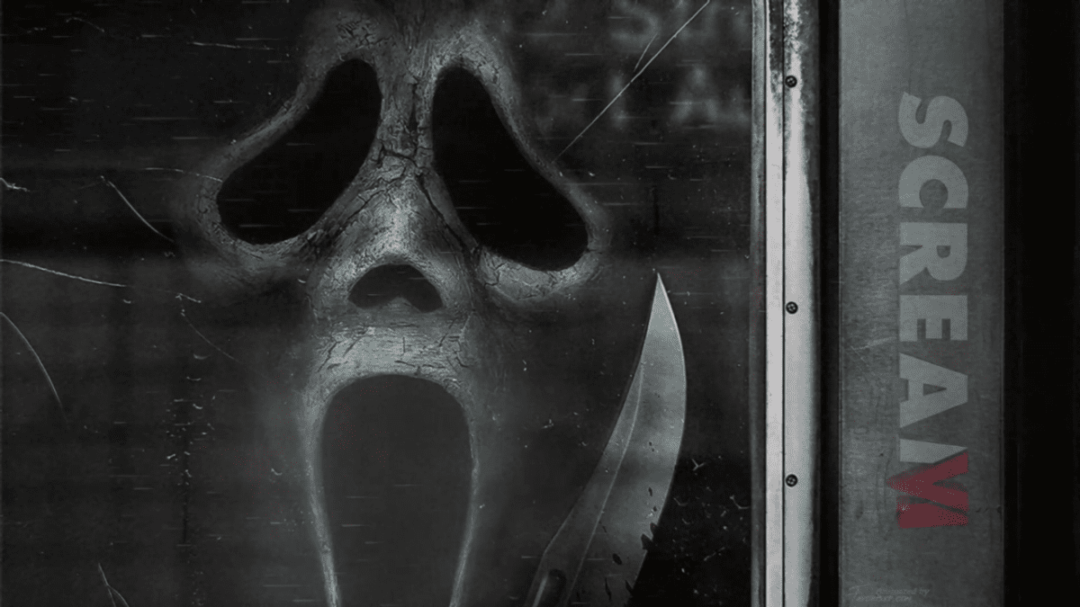 Maska ducha s nožom v tmavej atmosfére, hororový námet.