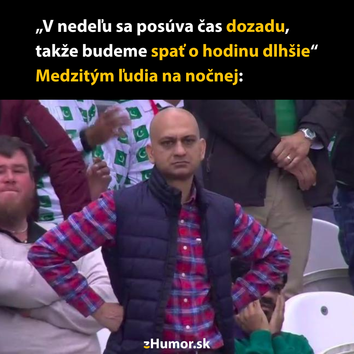 Muž v červenokockovanej košeli medzi fanúšikmi reaguje na zmenu času, s textom o posunu hodiniek a nočnej smene.
