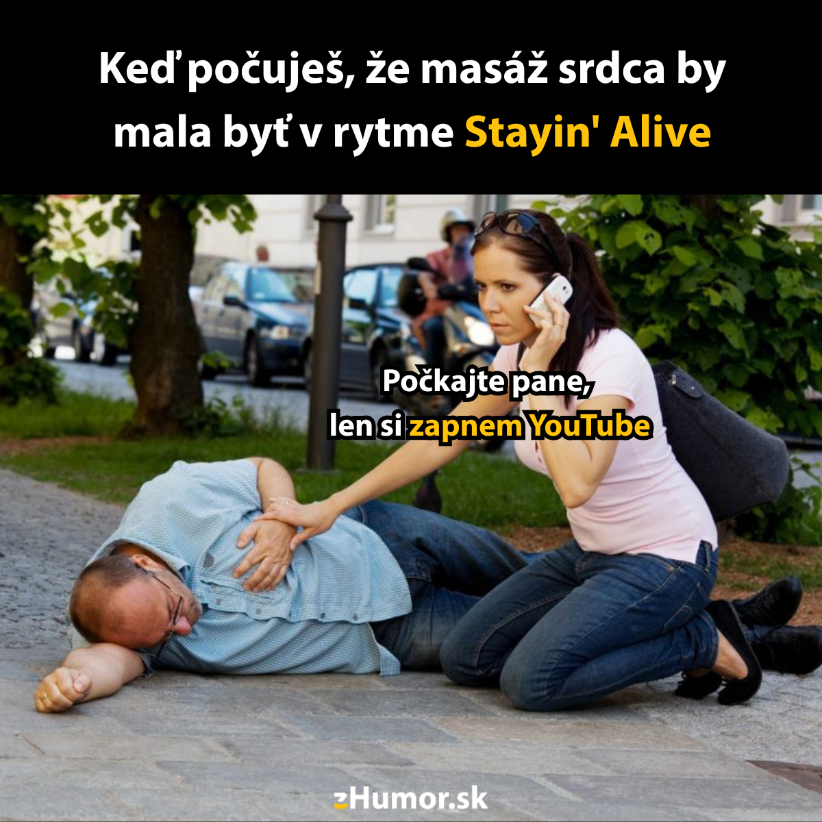 Žena vykonáva masáž srdca mužovi na zemi, telefonuje a hľadá pomoc na YouTube, vtipná scéna na ulici.