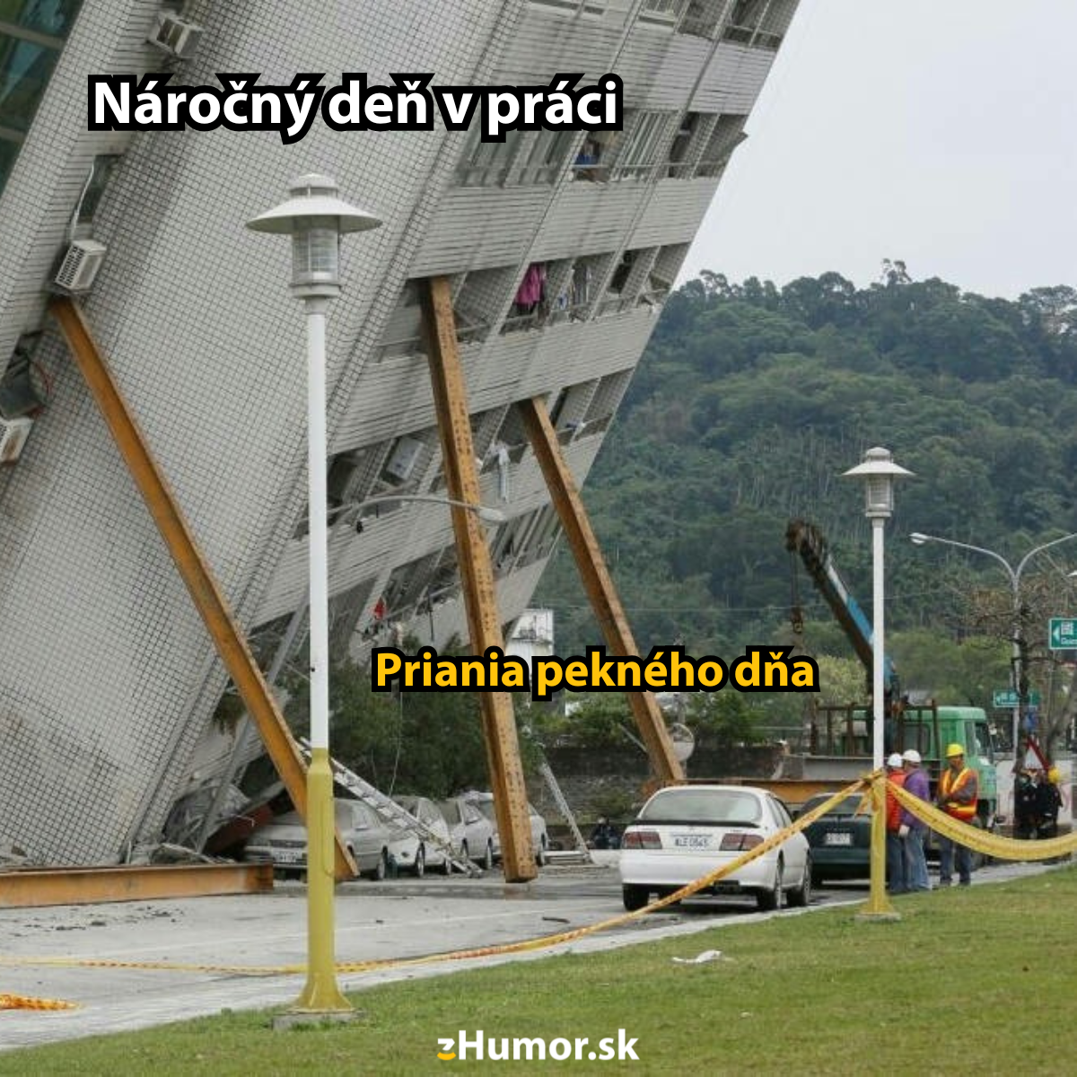 Budova naklonená po zemetrasení, podopretá trámami, pracovníci a autá v okolí, titulky zo satirického webu.