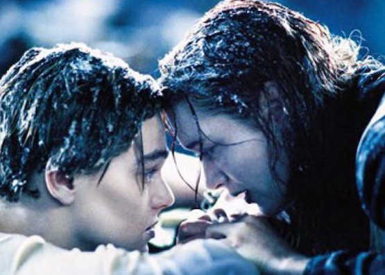 Nepoznám osoby na obrázku, ale vyzerá to ako emocionálna scéna dvoch postáv na lodi, zasadená do chladného prostredia.