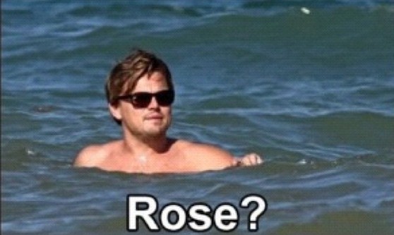 Osoba v mori s okuliarmi na slnku, text Rose? pod obrázkom.