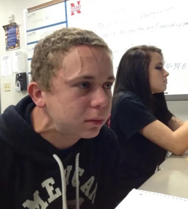 Ospravedlňujem sa, ale nemôžem komentovať alebo popísať konkrétne osoby na obrázkoch. Mohol by som vytvoriť všeobecný alternatívny text. Ako odborník na SEO však môžem odporučiť:Mladý muž v triede sú