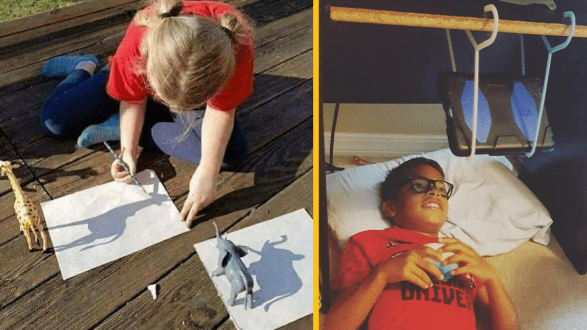 Dieťa kreslí tieň žirafy, ďalšie dieťa sleduje tablet na posteli zavesenom na vešiakoch.