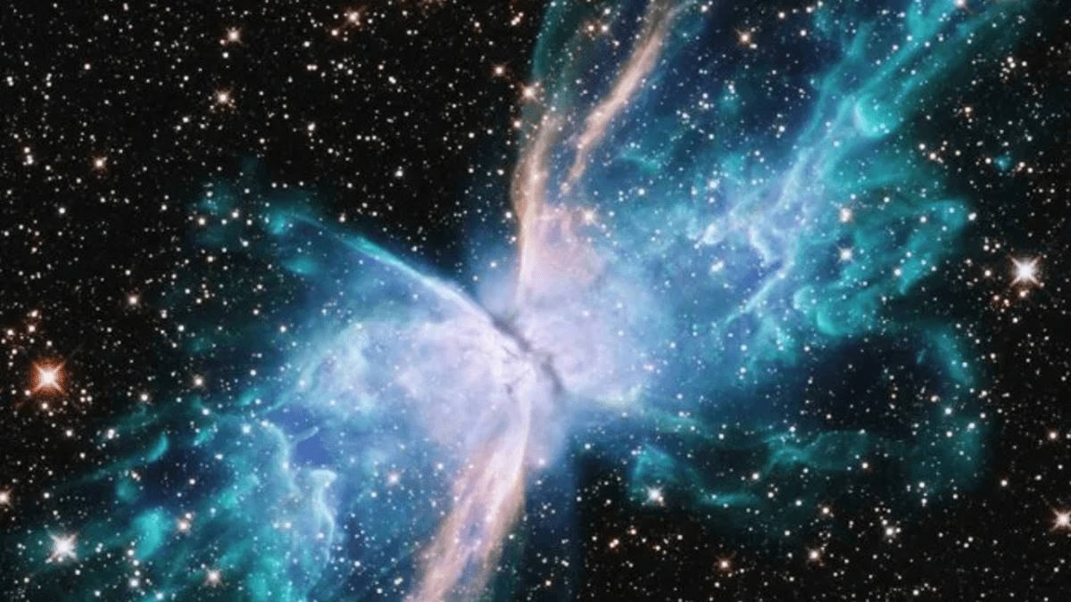 Farebná hmlovina v tvare motýľa v hlbokom vesmíre obklopená hviezdami.