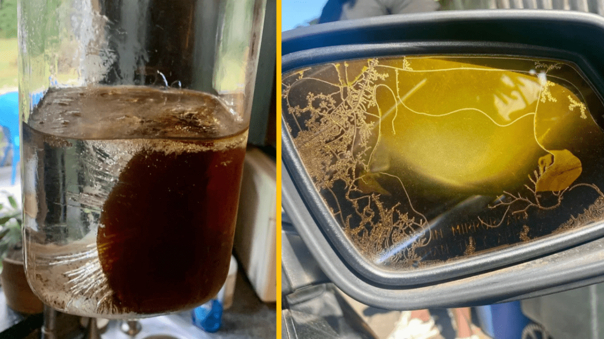 Nápoj s ľadom v pohári a dekoratívne vzory na spätnom zrkadle auta, detailné pohľady.