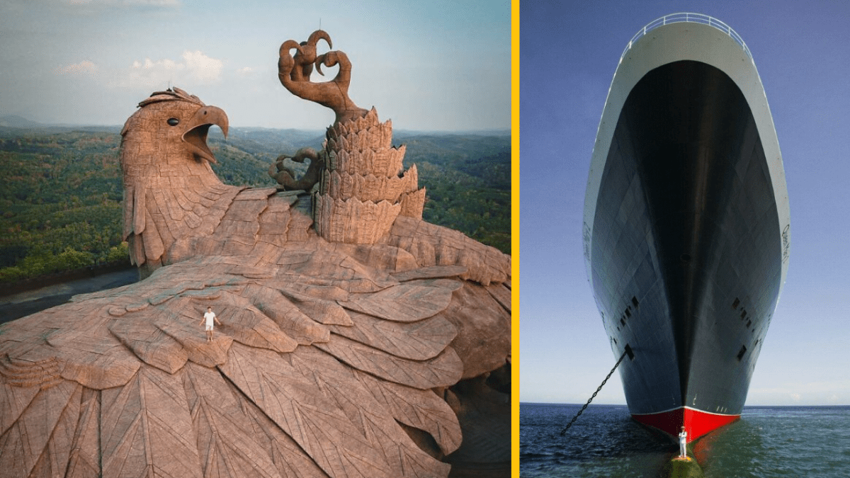 Obrovská socha vtáka v prírodnom parku a veľká loď na mori, pohľad zdola.