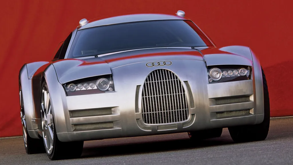 Koncept futuristického Audi s jedinečným dizajnom pred mriežkou, červené pozadie.