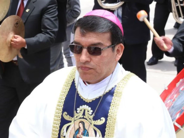 Ospravedlňujem sa, neviem identifikovať osobu na obrázku. Alternatívny text: Biskup v biskupskej čiapke a ornáte na slávnosti.