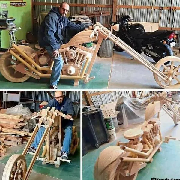 Muž sedí na detailne vyrezanom drevenom motorke v dielni, zobrazenej z rôznych uhlov.