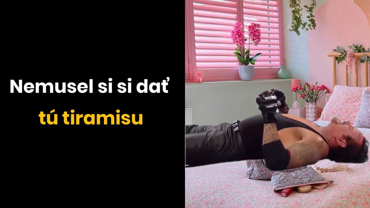 Muž leží v posteli s boxerskými rukavicami, vedľa kvetov a textom Nemusel si si dať tú tiramisu.