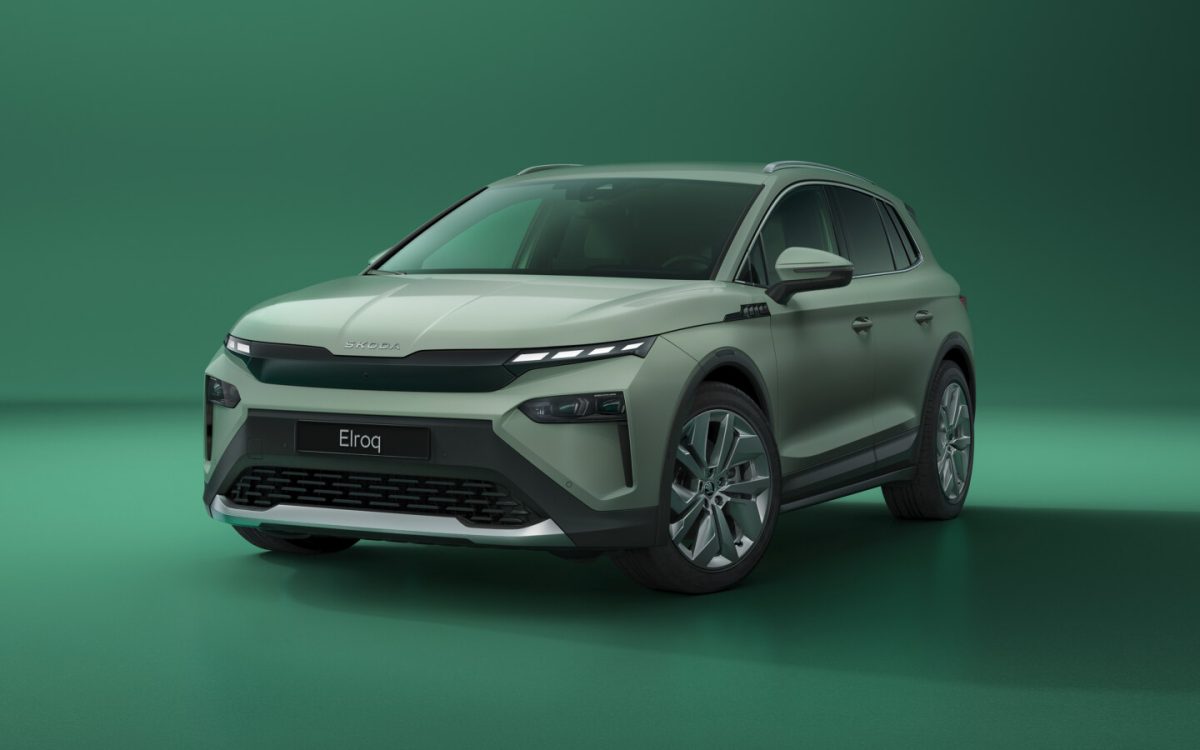 Moderné SUV značky Škoda na zelenom pozadí, model Elroq, zobrazenie z ľavej prednej strany.