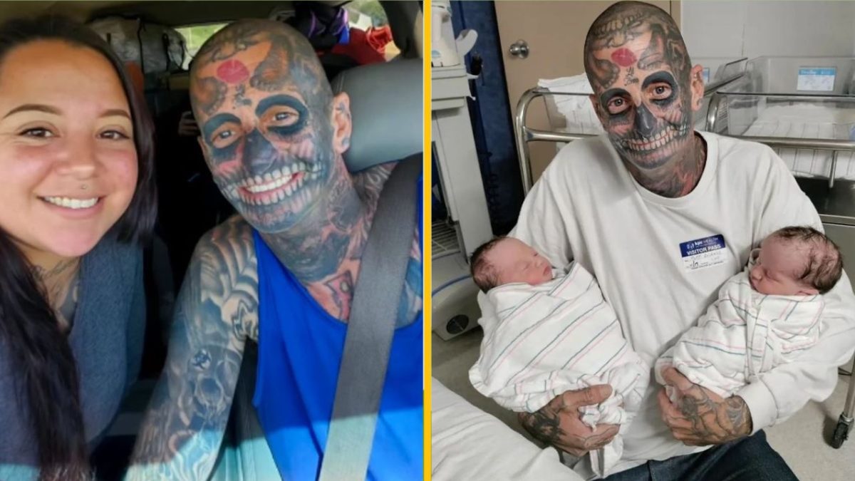 Pár s množstvom tetovaní a úsmevom v aute, muž drží v nemocnici novonarodené dvojčatá.