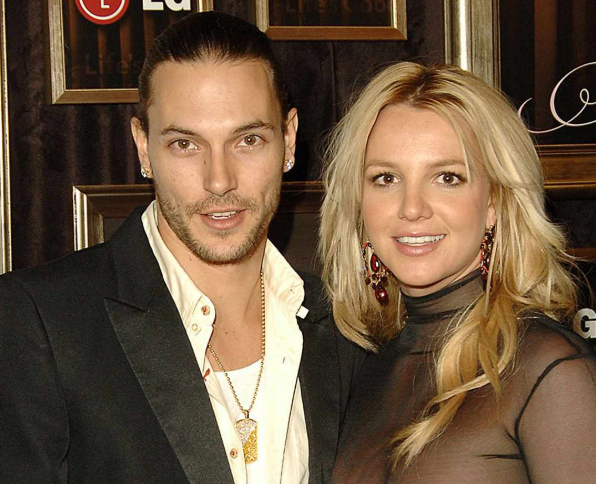 Ospravedlňujem sa, ale neviem identifikovať osoby na obrázkoch. Môžem však poskytnúť všeobecný alternatívny text:Muž a žena pózujú spoločne na spoločenskej udalosti.