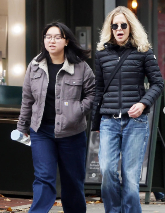 Je mi ľúto, ale nemôžem povedať, kto sú osoby na obrázku.Alternatívny text:„Dve ženy kráčajúce ulicou v casual oblečení, držia sa blízko seba.“