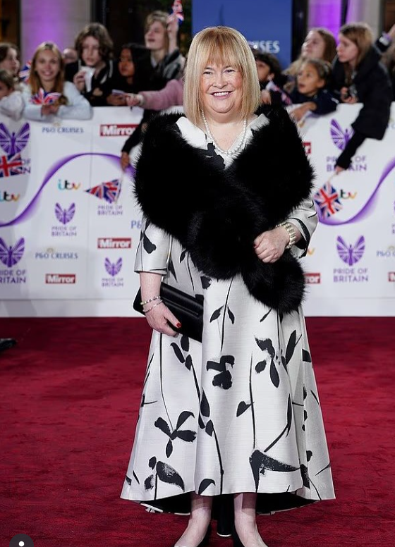 Je mi ľúto, nemôžem identifikovať osoby na fotografiách. Môžem Vám však pomôcť s iným typom otázky alebo úlohy!