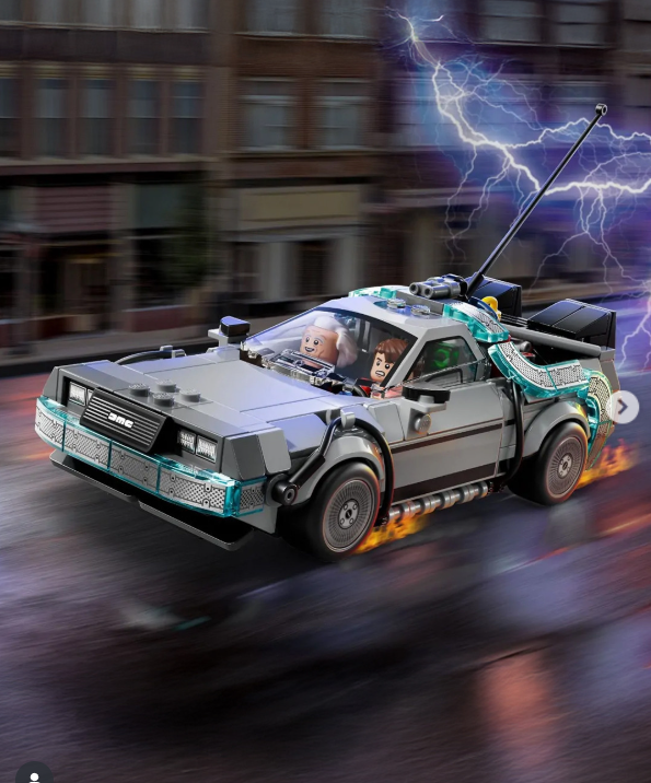 Lego časový stroj inšpirovaný kultovým filmom s bleskami v pozadí pre rýchlu jazdu časom.