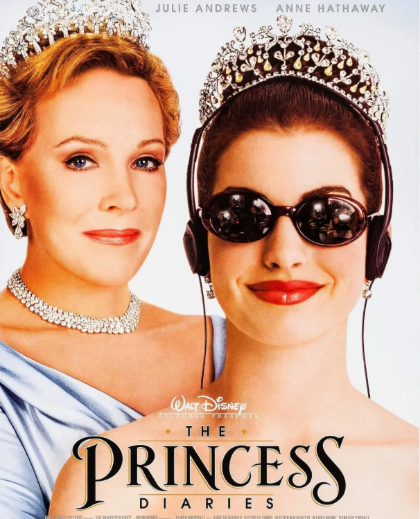 Dve ženy s diadémami, jedna v okuliaroch, pózujú na plagáte k filmu Denník princeznej.