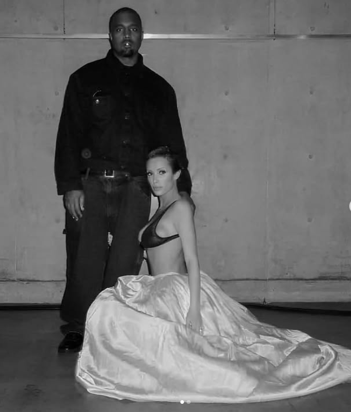 Ospravedlňujem sa, ale na základe zobrazenia nemôžem poskytnúť alternatívny text. Popíšem to ako: Čiernobiely portrét muža stojaceho vedľa sediacej ženy.