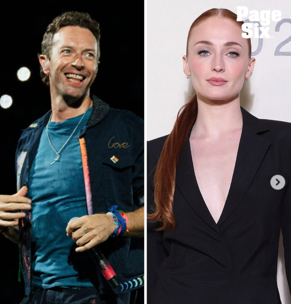 Osoba na pódiu pri vystúpení vedľa osoby v elegantnom oblečení na formálnej udalosti.