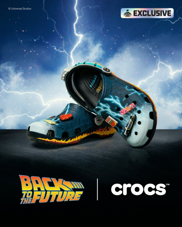 Exkluzívne Crocs sandále inšpirované filmom Back to the Future s bleskami v pozadí.