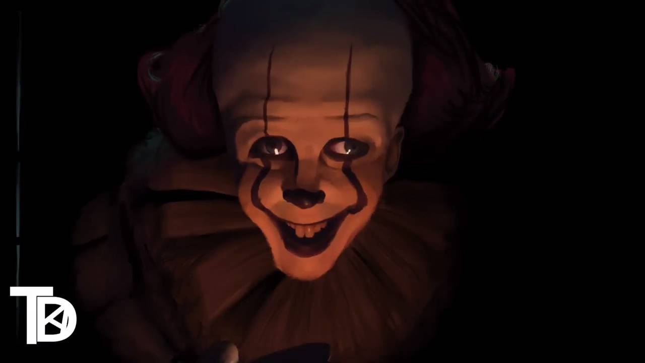 Strašidelný klaun s jasným úsmevom v tmavom prostredí, zvýraznený svetlom pod bradou.