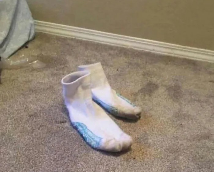 Pár bielych ponožiek na koberci vytvára dojem, že stoja samostatne bez podpory.