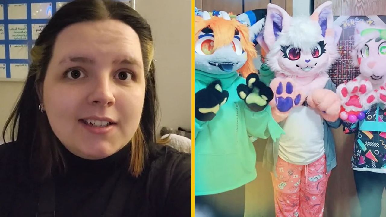 Osoba hovorí na kameru vedľa skupiny ľudí v kostýmoch zvierat, farebné postavy v pozadí.