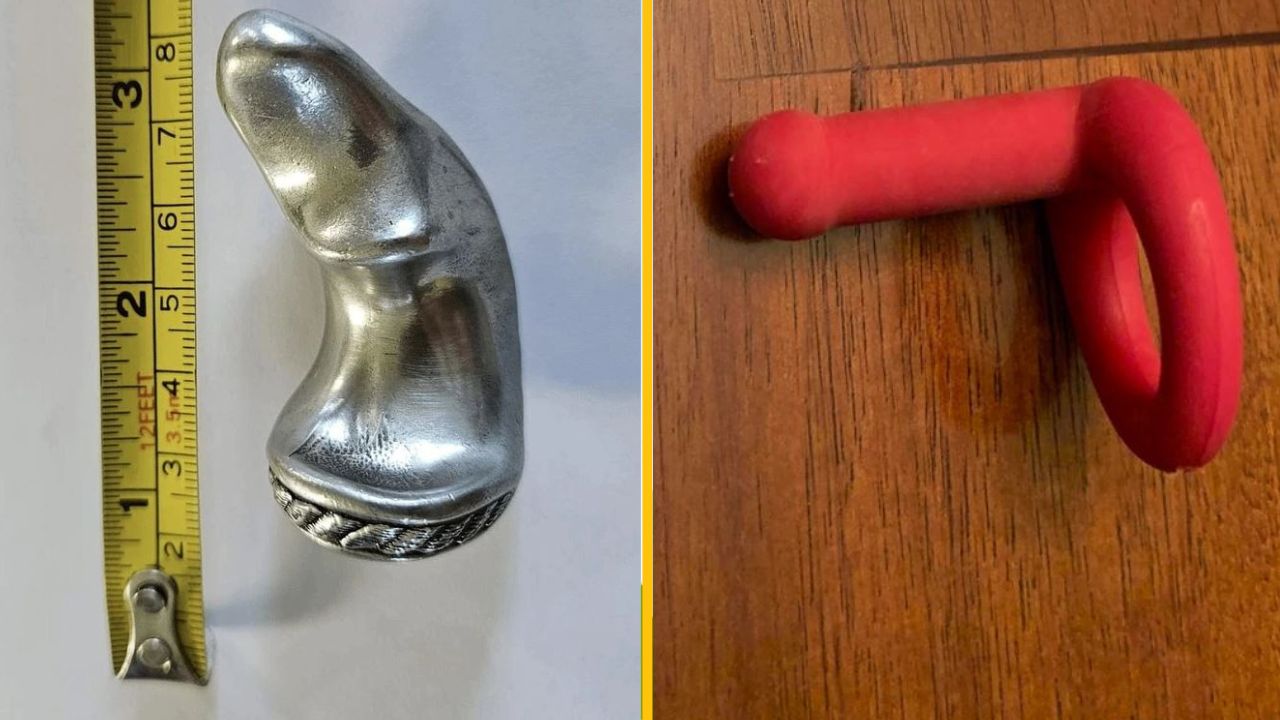 Nerezová a červená háková skrutka porovnané s metrom na bielej podlahe a drevenej podložke.