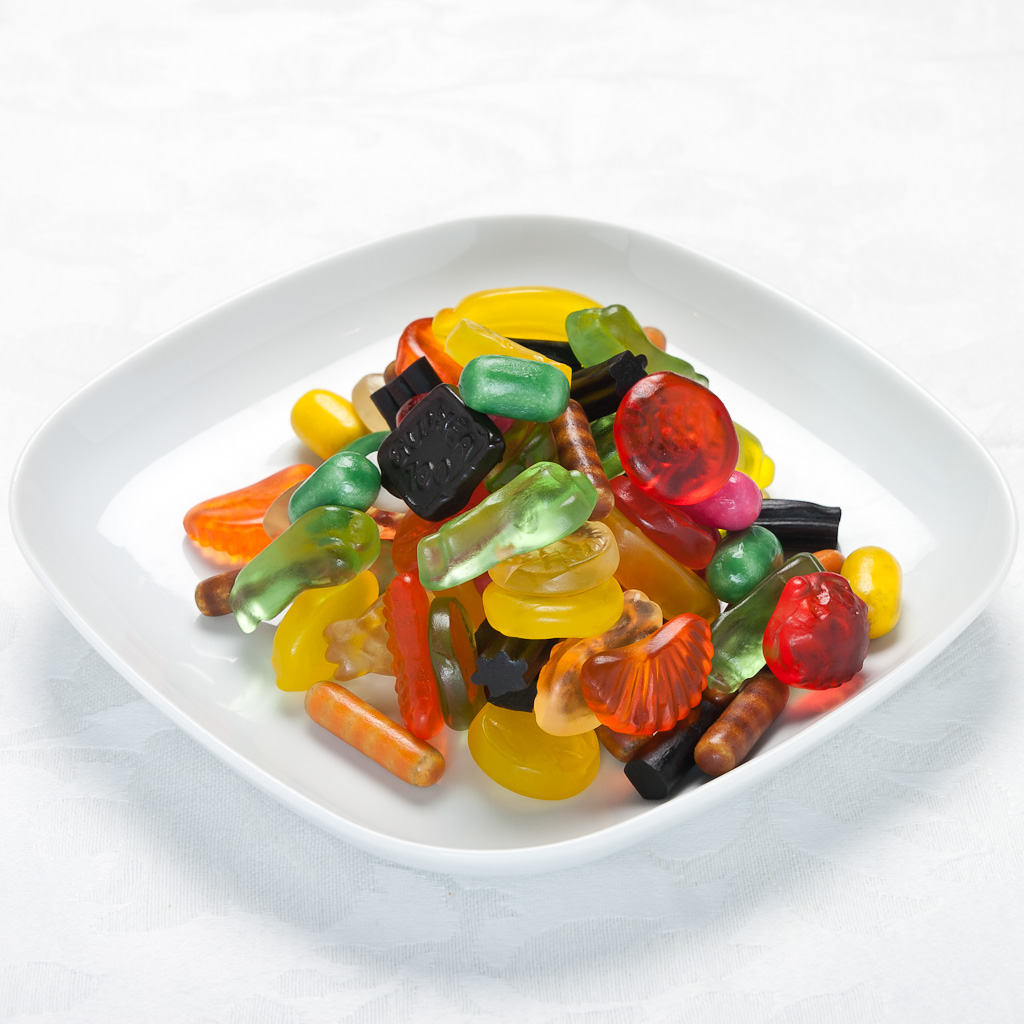 Rôznofarebné želé cukríky na štvorcovom tanieri sú pripravené na vychutnanie.