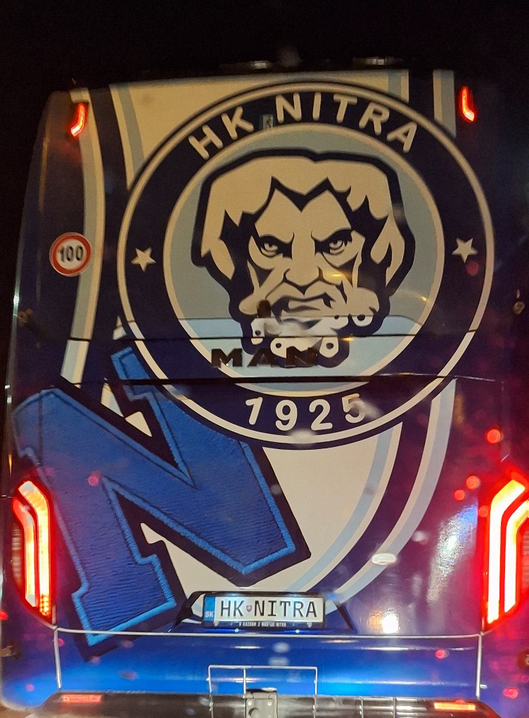 Autobus HK Nitra so znakom klubu, číslo 100, nápis Nitra a veľké písmeno N na zadnej strane.