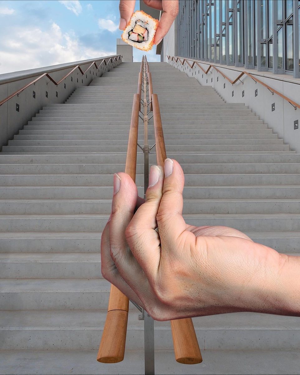 Ruka drží sushi na vrchole veľkých schodov vedúcich do moderného budovy.