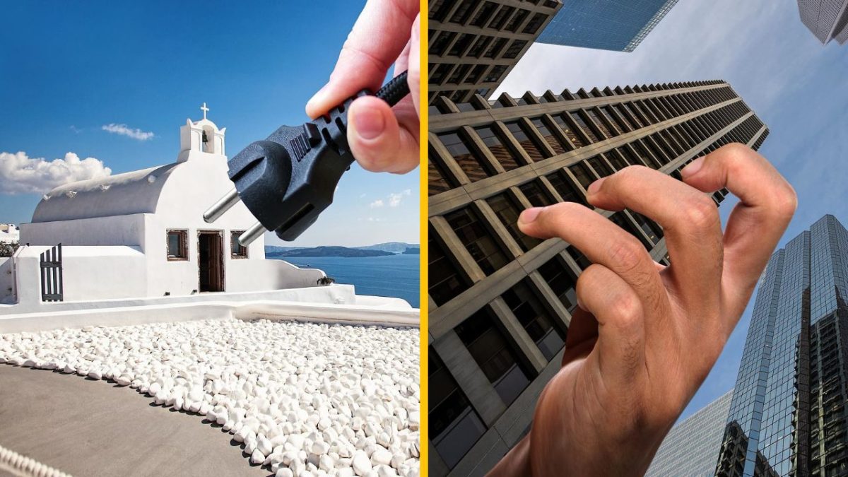 Osoba drží zástrčku pred bielou budovou na ostrove a gesto ruky pred vysokými budovami v meste.