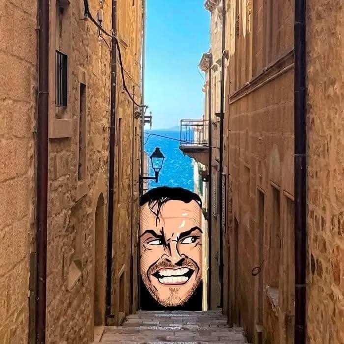 Úzka ulička s kreslenou tvárou a výhľadom na more na pozadí. Kreatívny pouličný umenia a architektúra.